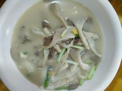 平菇绘牛肉汤