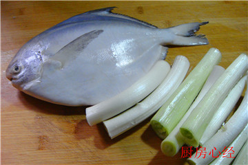 大葱烧平鱼的做法和步骤第2张图