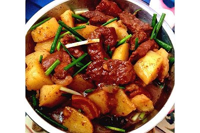 土豆焖猪腿肉