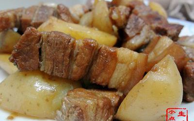 红烧肉焖土豆的做法和步骤第1张图