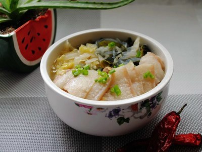 东北酸菜炖白肉