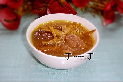 黄花菜煲鸭汤