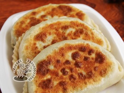 厨艺示范:鲜香韭菜盒子的做法和步骤(图0)