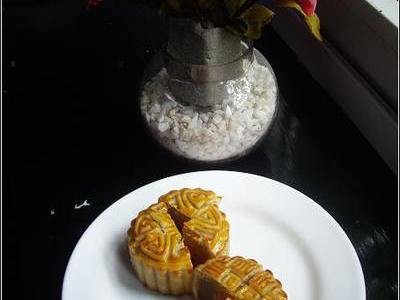 中秋节DIY莲蓉蛋黄月饼