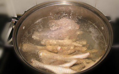 土茯苓薏米鸡脚汤的做法和步骤(图3)