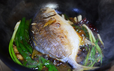 葱烧金鲳鱼的做法和步骤第4张图