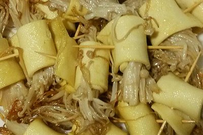 豆腐皮金针菇卷